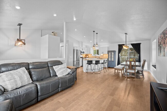 Building Photo - Gorgeous Liberty Lake 5 Bedroom Home!