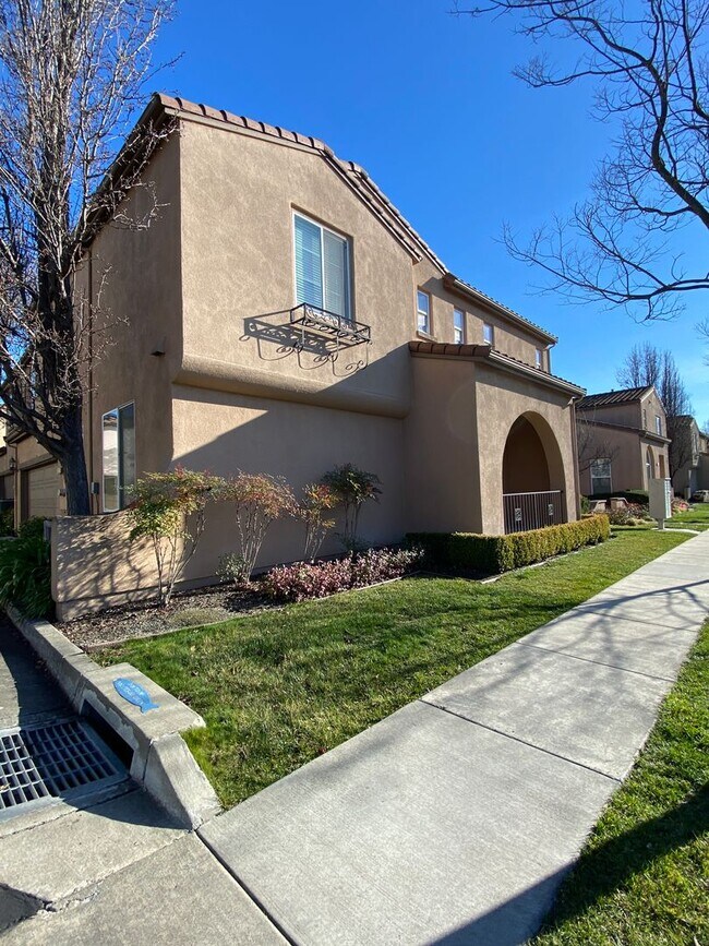 Building Photo - San Ramon Gale Ranch Townhouse 3BD/2.5BA with 4th Room for Office Loft! Community Pool Included!
