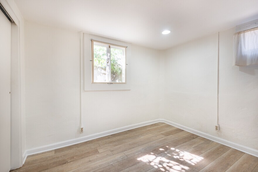 Building Photo - 2306 SE Caruthers St