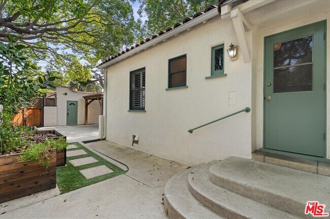 Building Photo - 2002 Kelton Ave