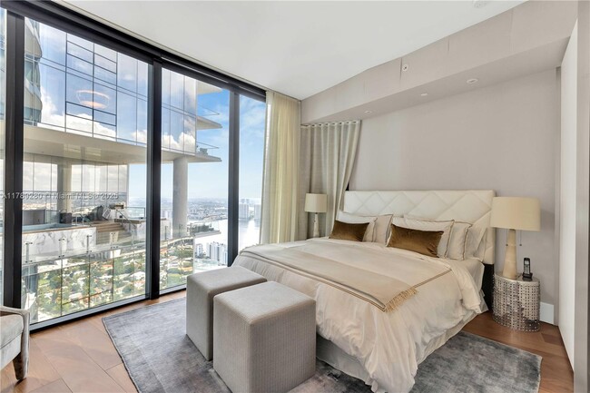 Building Photo - 18555 Collins Ave