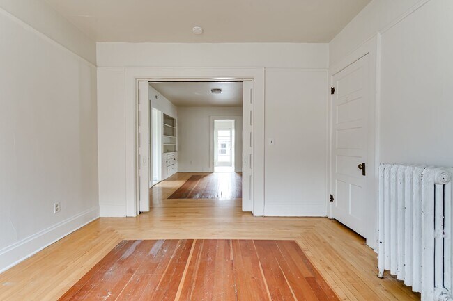 Building Photo - 4 Bedroom Ground Floor Apartment in Westside Neighborhood