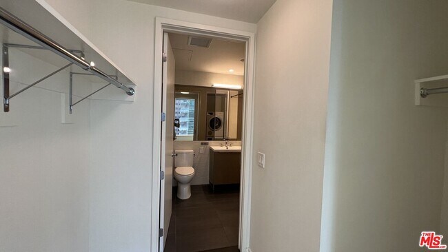 Building Photo - 889 Francisco St