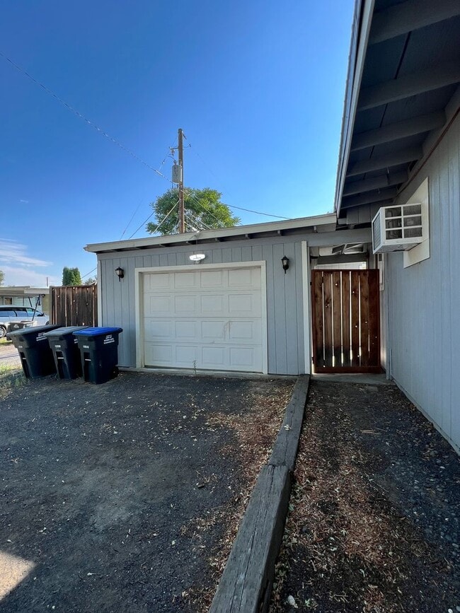 Building Photo - Cozy Home on Corner Lot!