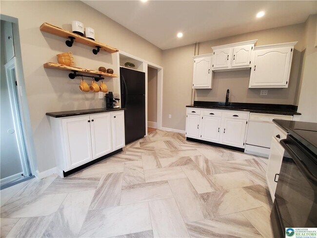 Building Photo - 628 Coal St