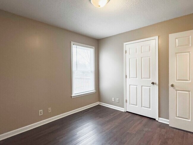 Building Photo - 587 Joshua Dr