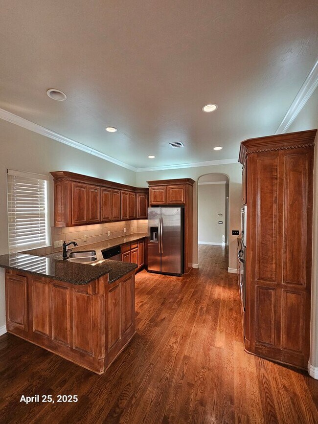 Building Photo - (3) Bed/(2) Bath In Tuscany Court Avail NOW!