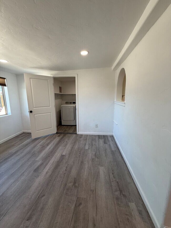Building Photo - House For Rent