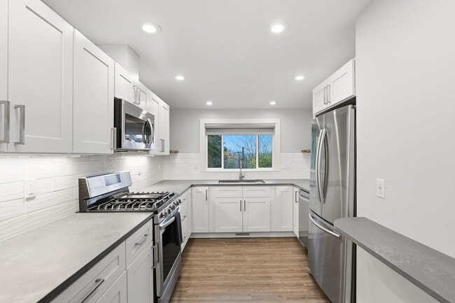 Building Photo - Stunning 4 Bedroom/2 Bathroom West Linn Retreat with Designer Firepit & Gorgeous Views!