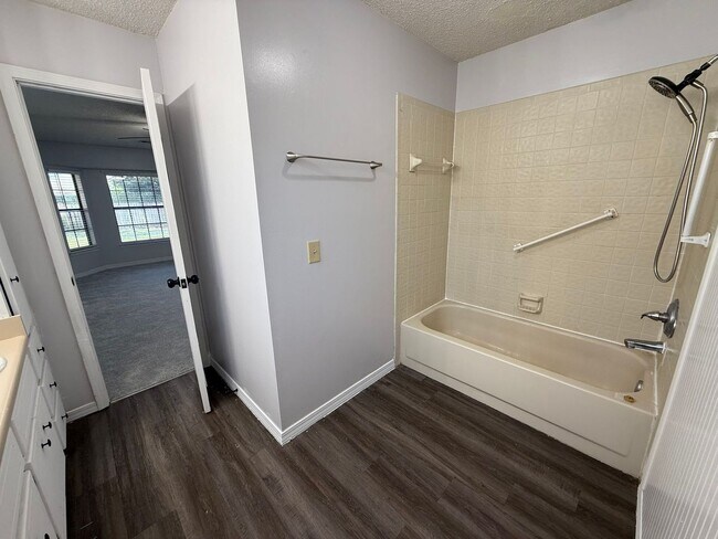 Building Photo - Gulf Breeze - Paradise Bay - 3 bedroom, 2 bathroom w/ lawn care included