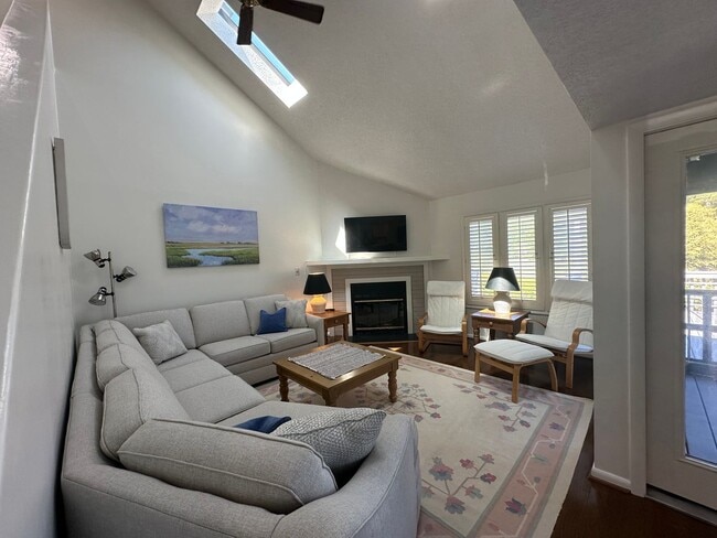 Building Photo - Furnished Townhome with Water Views and Boat Slip!