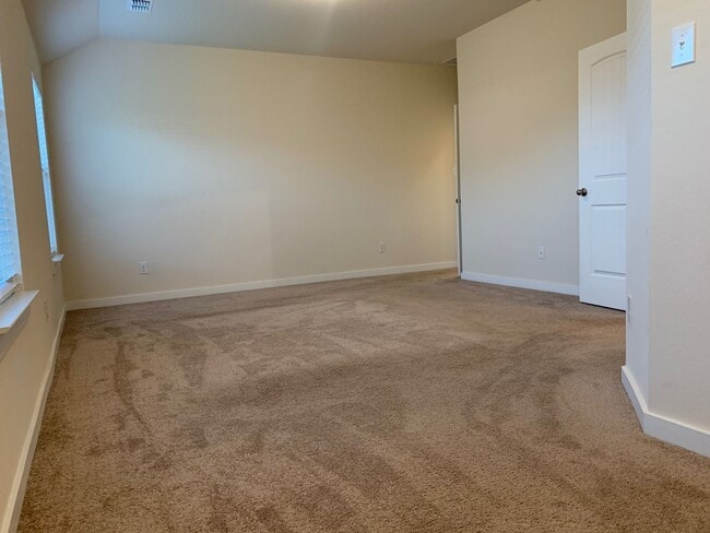 Building Photo - The Perfect Blend of Space & Location – 5 Beds Near Alliance