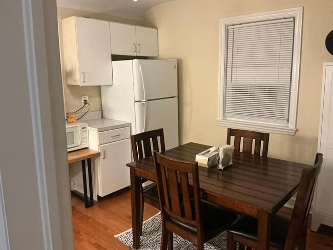 Building Photo - 5561 Ashbourne Rd