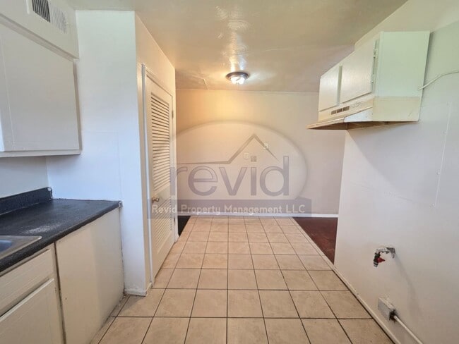 Building Photo - 2440 Charjean Cove