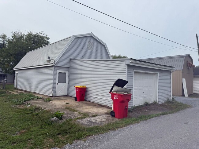 Building Photo - 2 bedroom possibly 3 with oversized Garage/Work Shop in Newville