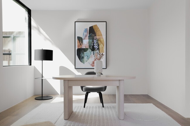 Building Photo - 2106 Matthews Dr