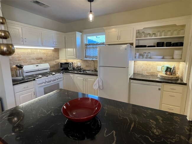 Building Photo - 1604 Castle Ct