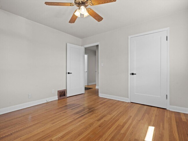 Building Photo - 2 bed, 1 bath with built in office near UNR