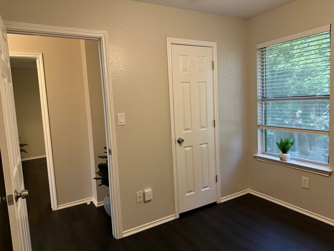 Building Photo - 900 Hollow Trail Ct