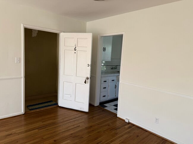 Building Photo - 408 N Doheny Dr