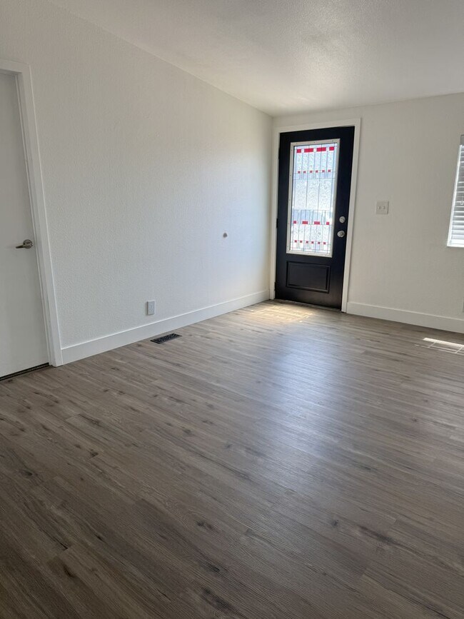 Building Photo - Large Echo home for rent