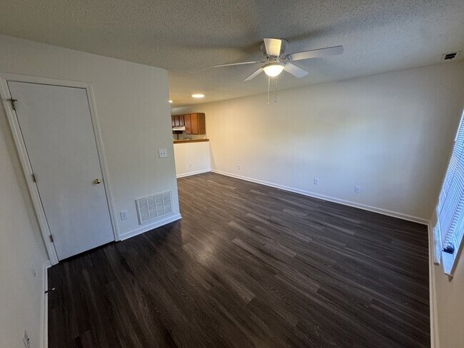 Building Photo - 2 bed 1.5 Bath