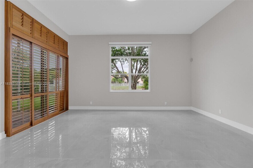 Building Photo - 2553 Bay Pointe Dr