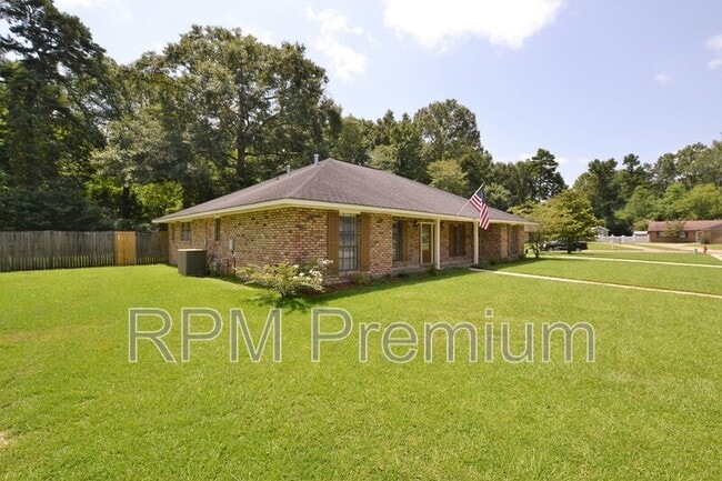 Building Photo - 2530 Chantulane Ave