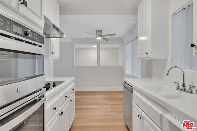 Building Photo - 1110 S Oakhurst Dr