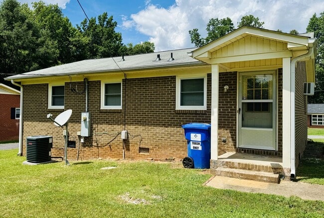 Building Photo - Move-in Ready!