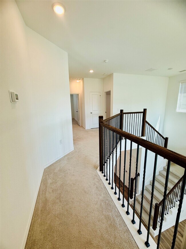 Building Photo - 15826 Dove Holw Dr