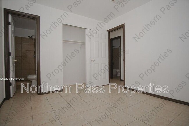 Building Photo - 8489 Roseway Dr