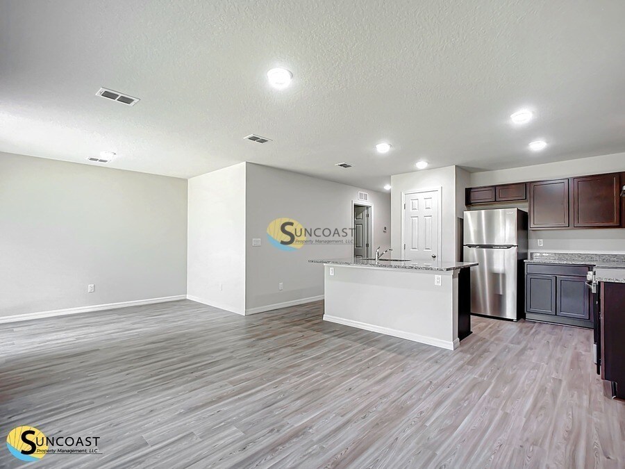 Building Photo - 10 Llobell Pl