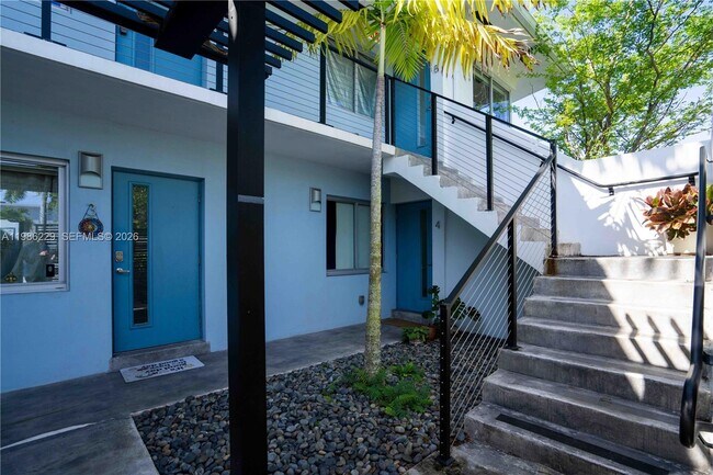 Building Photo - 2400 NE 26th St