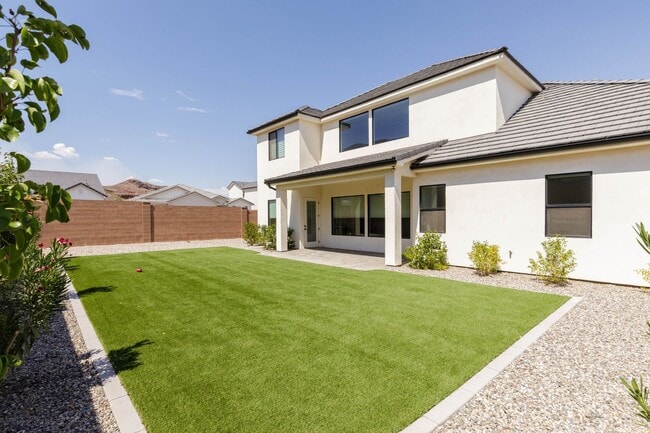 Building Photo - Beautiful 5 bed | 4 Bath | 3 Car Garage