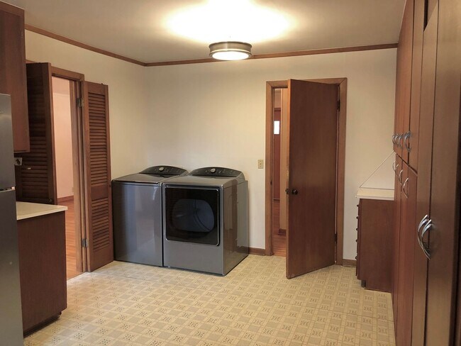 Building Photo - 3 bedroom, 2 Bath House Near University of...