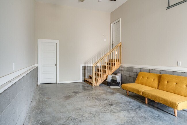 Building Photo - AVAILABLE September 1st. UPDATED 3 Bedroom...