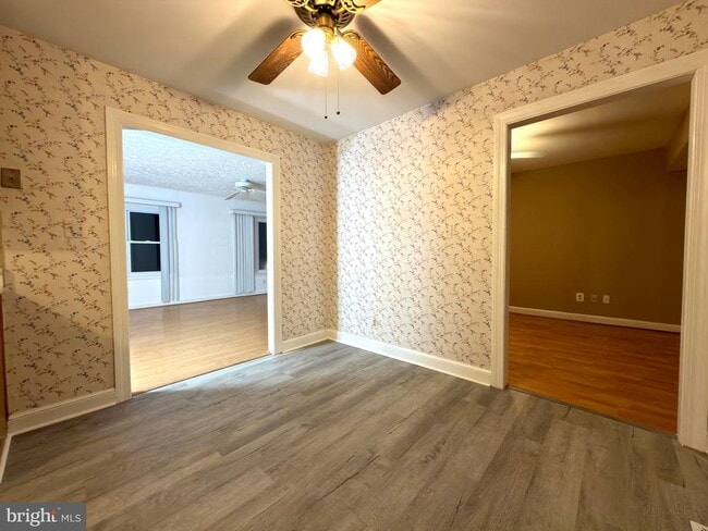 Building Photo - 905 W Poplar Rd