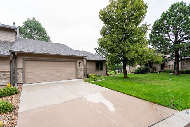 Building Photo - Charming home with Golf Course Views!!!