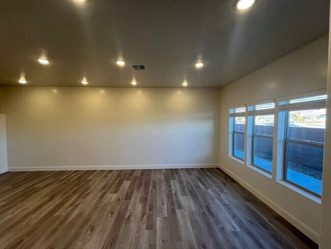 Building Photo - Azalea Beauty!