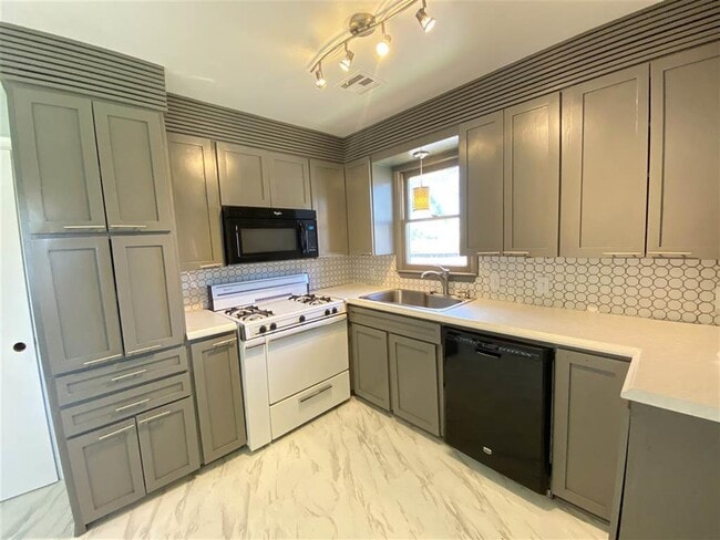 Building Photo - 2104 3rd St