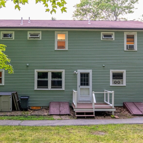 Building Photo - 2 Linda Ln