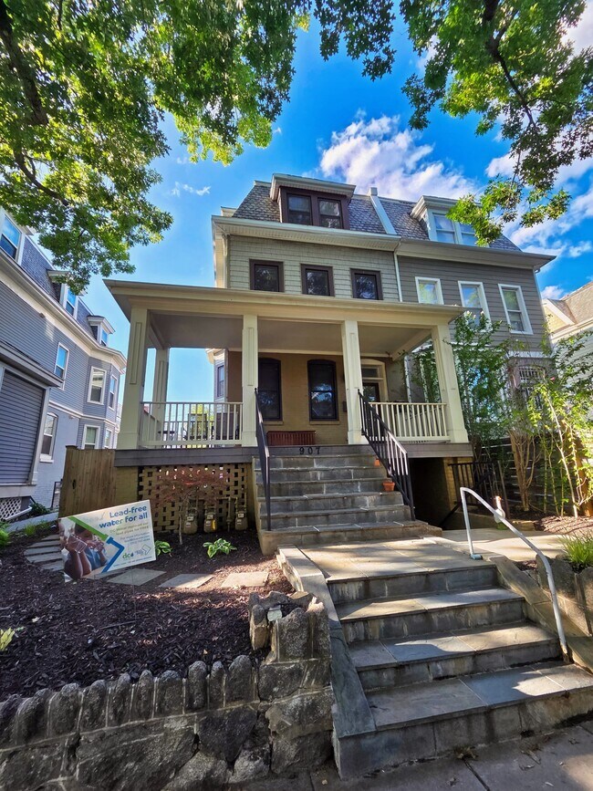Building Photo - 907 Webster St NW