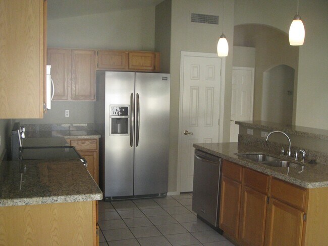 Building Photo - 1562 W Linda Ln