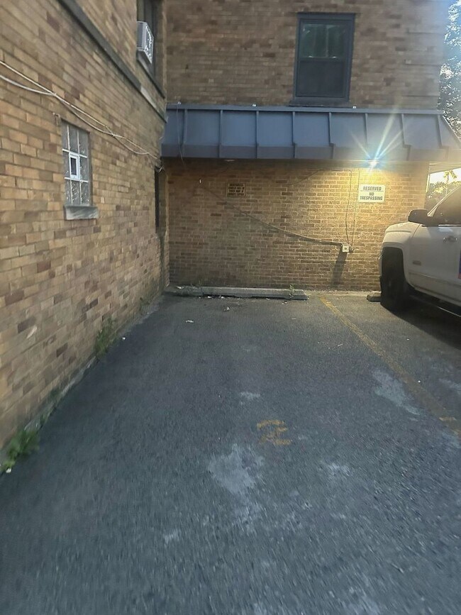 Building Photo - 1555 Monroe Ave