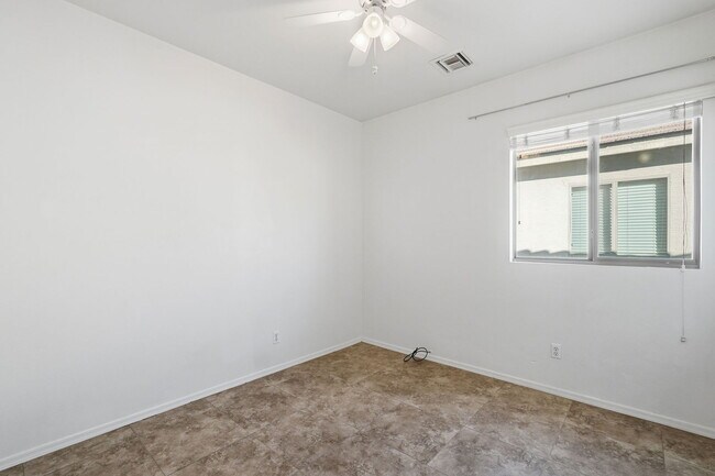 Building Photo - 907 E Catkins Pl