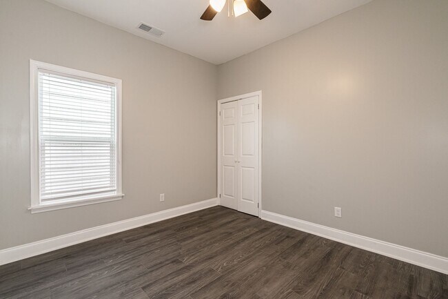 Building Photo - 806 Longfield Ave