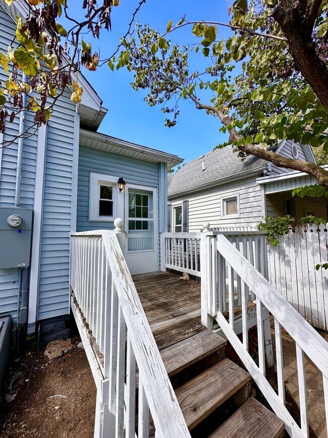 Building Photo - Charming 2 Bed / 1 Bath Home with Garage &...
