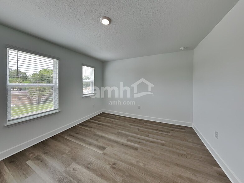 Building Photo - 2915 19th Ave W