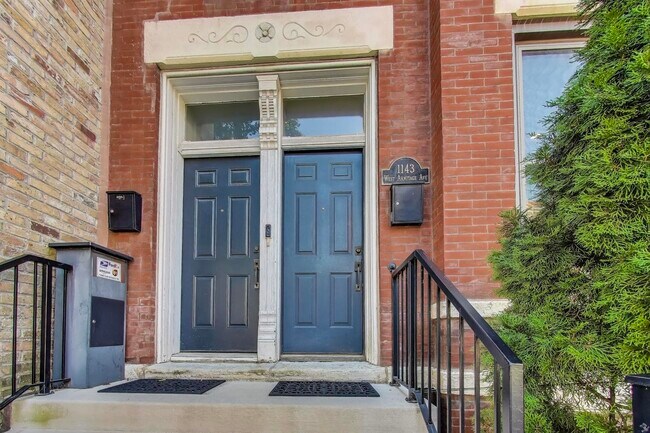 Building Photo - 1143 W Armitage Ave